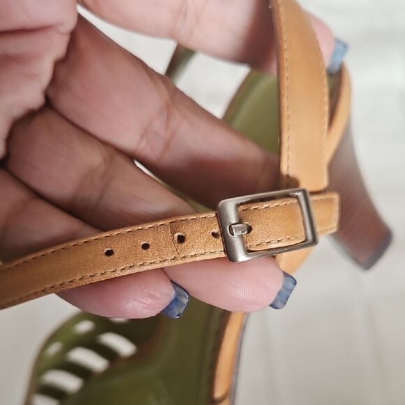 Naturalizer Women's Tan Strappy Sandals - Picture 11 of 16